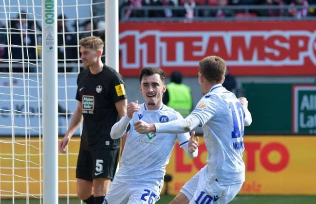 Fussball - 2. Bundesliga - Saison 2023 24 Kaiserslautern - Fritz-Walter-Stadion 24.02.2024 1. FC Kaiserslautern (fck) - Karlsruher SC (ksc) 0:4 Paul NEBEL (Karlsruher SC), mi, nach dem 0:3, Re: Marvin WANITZEK (Karlsruher SC), hinten: Kevin KRAUS (1. FC Kaiserslautern) Fussball - 2. Bundesliga - 1. FC Kaiserslautern