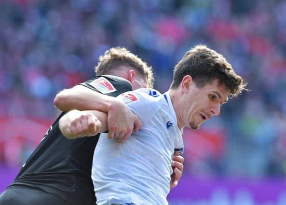 Fussball - 2. Bundesliga - Saison 2023 24 Kaiserslautern - Fritz-Walter-Stadion 24.02.2024 1. FC Kaiserslautern (fck) - Karlsruher SC (ksc) 0:4 Marvin WANITZEK (Karlsruher SC),re, im Clinch mit Kevin KRAUS (1. FC Kaiserslautern) Fussball - 2. Bundesliga - 1. FC Kaiserslautern