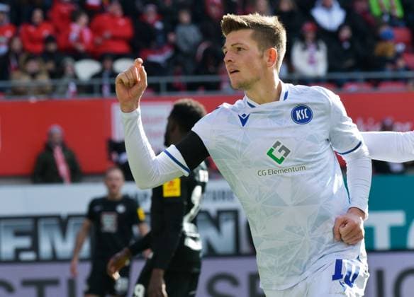 Fussball - 2. Bundesliga - Saison 2023 24 Kaiserslautern - Fritz-Walter-Stadion 24.02.2024 1. FC Kaiserslautern (fck) - Karlsruher SC (ksc) 0:1 Torschütze zum 0:1: Marvin WANITZEK (Karlsruher SC) Fussball - 2. Bundesliga - 1. FC Kaiserslautern