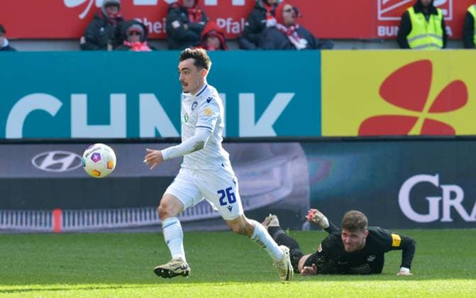 Fussball - 2. Bundesliga - Saison 2023 24 Kaiserslautern - Fritz-Walter-Stadion 24.02.2024 1. FC Kaiserslautern (fck) - Karlsruher SC (ksc) 0:4 Paul NEBEL (Karlsruher SC) auf dem Weg zum 0:3, Jan ELVEDI (1. FC Kaiserslautern) am Boden Fussball - 2. Bundesliga - 1. FC Kaiserslautern