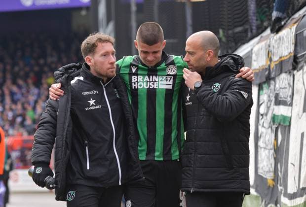 24.02.2024, xblx, Fussball 2.Bundesliga, VfL Osnabrueck - Hannover 96 emspor, v.l. Nicolo Tresoldi (Hannover 96), verletzt, Verletzung, (DFL DFB REGULATIONS PROHIBIT ANY USE OF PHOTOGRAPHS as IMAGE SEQUENCES and or QUASI-VIDEO) Osnabrueck