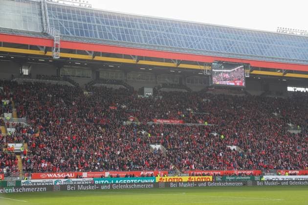 24.02.2024, xusrbx, Fussball 2.Bundesliga, 1.FC Kaiserslautern - Karlsruher SC emspor, die Zuschauer im Fritz Walter Stadion in Kaiserslautern, (DFL DFB REGULATIONS PROHIBIT ANY USE OF PHOTOGRAPHS as IMAGE SEQUENCES and or QUASI-VIDEO) Kaiserslautern
