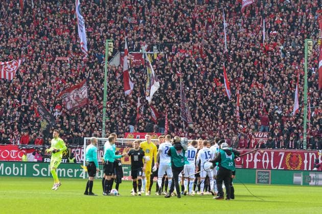 24.02.2024, xusrbx, Fussball 2.Bundesliga, 1.FC Kaiserslautern - Karlsruher SC emspor, die Spieler beider Mannschaften vor dem Spiel, (DFL DFB REGULATIONS PROHIBIT ANY USE OF PHOTOGRAPHS as IMAGE SEQUENCES and or QUASI-VIDEO) Kaiserslautern