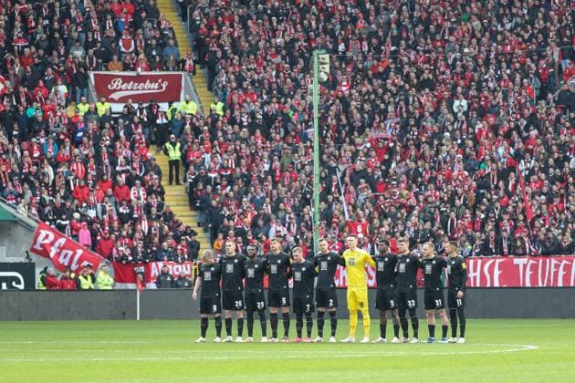 24.02.2024, xusrbx, Fussball 2.Bundesliga, 1.FC Kaiserslautern - Karlsruher SC emspor, die Spieler vom 1. FC Kaiserslautern, Gedenkminute, Schweigeminute, Andreas Brehme, (DFL DFB REGULATIONS PROHIBIT ANY USE OF PHOTOGRAPHS as IMAGE SEQUENCES and or QUASI-VIDEO) Kaiserslautern