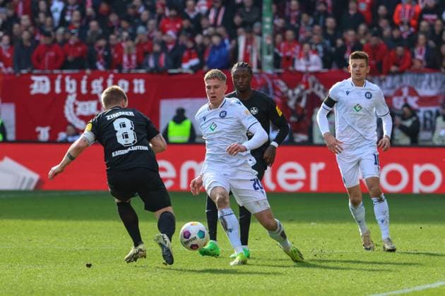 24.02.2024, xusrbx, Fussball 2.Bundesliga, 1.FC Kaiserslautern - Karlsruher SC emspor, v.l. Jean Zimmer (1. FC Kaiserslautern, 8), David Herold (Karlsruher SC , 20), (DFL DFB REGULATIONS PROHIBIT ANY USE OF PHOTOGRAPHS as IMAGE SEQUENCES and or QUASI-VIDEO) Kaiserslautern