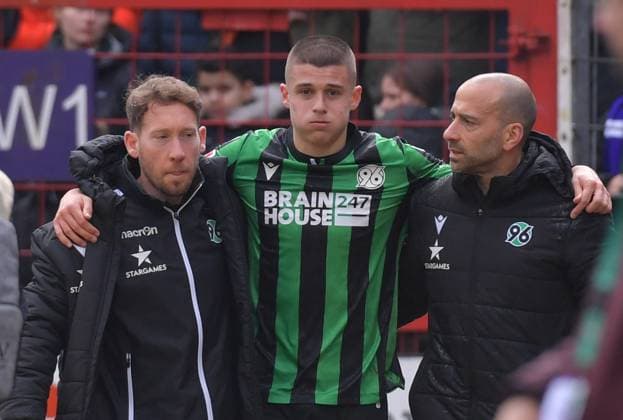 24.02.2024, xblx, Fussball 2.Bundesliga, VfL Osnabrueck - Hannover 96 emspor, v.l. Nicolo Tresoldi (Hannover 96), verletzt, Verletzung, (DFL DFB REGULATIONS PROHIBIT ANY USE OF PHOTOGRAPHS as IMAGE SEQUENCES and or QUASI-VIDEO) Osnabrueck