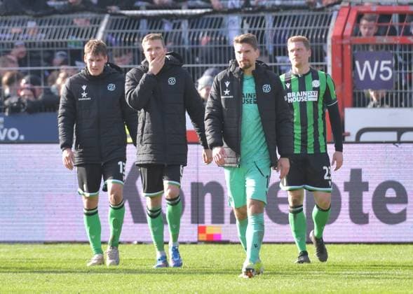 24.02.2024, xblx, Fussball 2.Bundesliga, VfL Osnabrueck - Hannover 96 emspor, v.l. Max Christiansen (Hannover 96), Fabian Kunze (Hannover 96), Ron-Robert Ziegler (Hannover 96), Marcel Halstenberg (Hannover 96), enttaeuscht, enttaeuscht schauend, dissapointed (DFL DFB REGULATIONS PROHIBIT ANY USE OF PHOTOGRAPHS as IMAGE SEQUENCES and or QUASI-VIDEO) Osnabrueck
