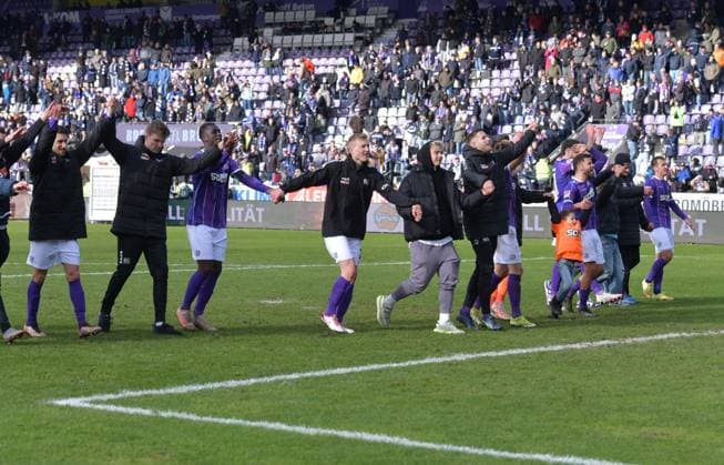 24.02.2024, xblx, Fussball 2.Bundesliga, VfL Osnabrueck - Hannover 96 emspor, v.l. Osnabrück feiert feiern den Sieg mit den Fans (DFL DFB REGULATIONS PROHIBIT ANY USE OF PHOTOGRAPHS as IMAGE SEQUENCES and or QUASI-VIDEO) Osnabrueck