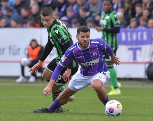 24.02.2024, xblx, Fussball 2.Bundesliga, VfL Osnabrueck - Hannover 96 emspor, v.l. Nicolo Tresoldi (Hannover 96), David Gnaase (VfL Osnabrueck) (DFL DFB REGULATIONS PROHIBIT ANY USE OF PHOTOGRAPHS as IMAGE SEQUENCES and or QUASI-VIDEO) Osnabrueck