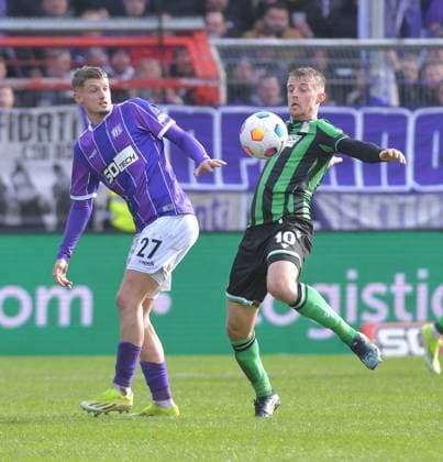 24.02.2024, xblx, Fussball 2.Bundesliga, VfL Osnabrueck - Hannover 96 emspor, v.l. Michael Cuisance (VfL Osnabrueck), Sebastian Ernst (Hannover 96) (DFL DFB REGULATIONS PROHIBIT ANY USE OF PHOTOGRAPHS as IMAGE SEQUENCES and or QUASI-VIDEO) Osnabrueck