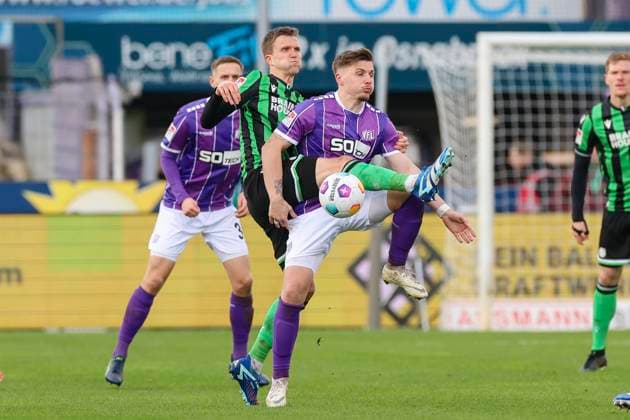 Fabian Kunze (Hannover 96) und Erik Engelhardt (VfL Osnabrueck) kaempfen um den Ball, 2. Bundesliga, VfL Osnabrueck vs Hannover 96, Bremer Bruecke, 24.02.2024, Osnabrueck, Deutschland.