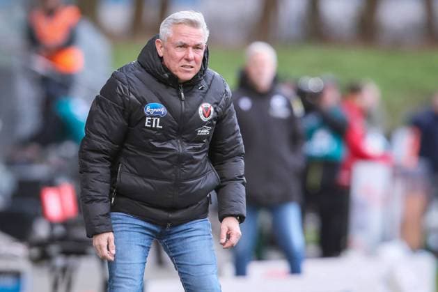 24.02.2024, Köln, Fußball, bwin 3. Liga Herren, Sportpark Höhenberg, 27. Spieltag, Saison 2023 2024, FC Viktoria Köln SV Sandhausen: Trainer Olaf Janßen (Viktoria Köln) betrachtet das Spiel kritisch von der Seitenlinie. DFB regulations prohibit any use of photographs as image sequences and or quasi-video. Nordrhein-Westfalen Deutschland