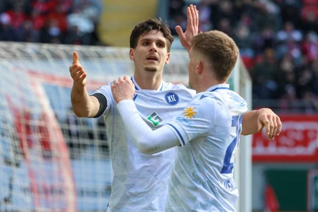 24.02.2024, xusrbx, Fussball 2.Bundesliga, 1.FC Kaiserslautern - Karlsruher SC emspor, v.l. Igor Matanovic (Karlsruher SC , 9), David Herold (Karlsruher SC , 20), Jubel Ueber das Tor in der 81. Spielminute zum 0:3 fuer Karlsruhe, (DFL DFB REGULATIONS PROHIBIT ANY USE OF PHOTOGRAPHS as IMAGE SEQUENCES and or QUASI-VIDEO) Kaiserslautern
