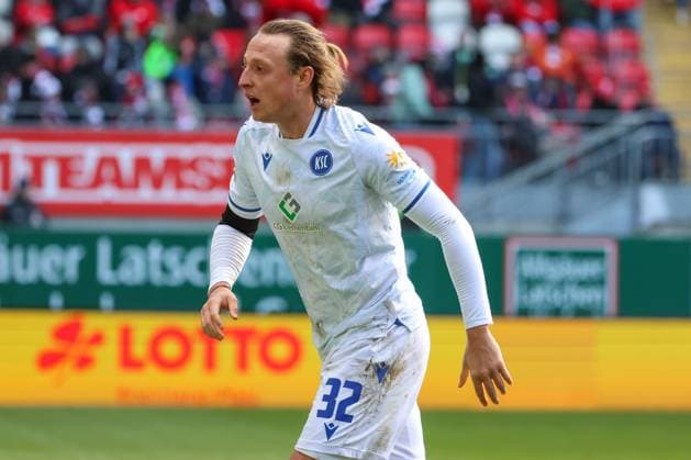 24.02.2024, xusrbx, Fussball 2.Bundesliga, 1.FC Kaiserslautern - Karlsruher SC emspor, Robin Himmelmann (1. FC Kaiserslautern, 35), Aktion, Einzelbild, Freisteller, Portrait, Gesicht, Oberkoerper, (DFL DFB REGULATIONS PROHIBIT ANY USE OF PHOTOGRAPHS as IMAGE SEQUENCES and or QUASI-VIDEO) Kaiserslautern