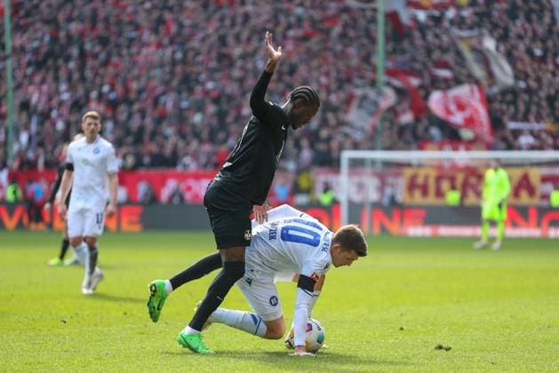 24.02.2024, xusrbx, Fussball 2.Bundesliga, 1.FC Kaiserslautern - Karlsruher SC emspor, v.l. Marvin Wanitzek (Karlsruher SC , 10), Aaron Opoku (1. FC Kaiserslautern, 17), (DFL DFB REGULATIONS PROHIBIT ANY USE OF PHOTOGRAPHS as IMAGE SEQUENCES and or QUASI-VIDEO) Kaiserslautern