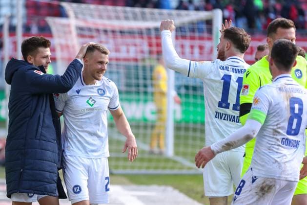 24.02.2024, xusrbx, Fussball 2.Bundesliga, 1.FC Kaiserslautern - Karlsruher SC emspor, die Spieler vom Karlsruher SC, Jubel nach dem 0:4 Sieg , Budu Zivzivadze (Karlsruher SC , 11), zeigt den Spielstand an, (DFL DFB REGULATIONS PROHIBIT ANY USE OF PHOTOGRAPHS as IMAGE SEQUENCES and or QUASI-VIDEO) Kaiserslautern