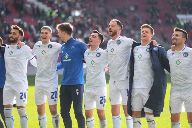24.02.2024, xusrbx, Fussball 2.Bundesliga, 1.FC Kaiserslautern - Karlsruher SC emspor, die Spieler vom Karlsruher SC, Jubel nach dem 0:4 Sieg , (DFL DFB REGULATIONS PROHIBIT ANY USE OF PHOTOGRAPHS as IMAGE SEQUENCES and or QUASI-VIDEO) Kaiserslautern