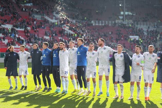 24.02.2024, xusrbx, Fussball 2.Bundesliga, 1.FC Kaiserslautern - Karlsruher SC emspor, die Spieler vom Karlsruher SC, Jubel nach dem 0:4 Sieg , (DFL DFB REGULATIONS PROHIBIT ANY USE OF PHOTOGRAPHS as IMAGE SEQUENCES and or QUASI-VIDEO) Kaiserslautern