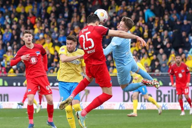 Braunschweig vs.Berlin, 2. BL Braunschweig, 24.02.2024, FUßBALL - Eintracht Braunschweig vs. Hertha BSC Berlin, 2. BL, Saison 2023 24. Haris Tabakovic (Hertha BSC) , Torwart Ron-Thorben Hoffmann (Eintracht Braunschweig) Braunschweig