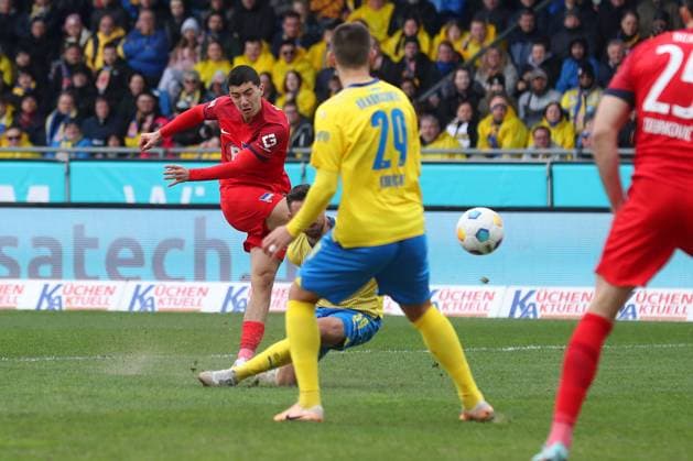 Braunschweig vs.Berlin, 2. BL Braunschweig, 24.02.2024, FUßBALL - Eintracht Braunschweig vs. Hertha BSC Berlin, 2. BL, Saison 2023 24. Ibrahim Maza (Hertha BSC) schießt Tor zum 0:1 Braunschweig
