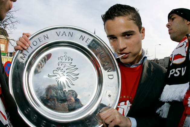 Onderwerp Subject: PSV Eredivisie championship celebrations in the city Reklame: Club Team Country: PSV Seizoen Season: 2005 2006 FOTO PHOTO: PSV s Ibrahim AFELLAY celebrating with championship dish EINDHOVEN NLD Content not available for redistribution in The Netherlands directly or indirectly through any third parties. Copyright: xBSRxAgencyx 06690409S8X0532