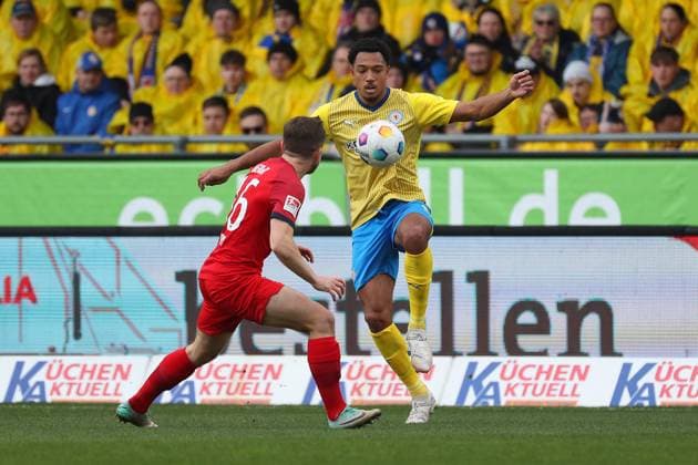 Braunschweig vs.Berlin, 2. BL Braunschweig, 24.02.2024, FUßBALL - Eintracht Braunschweig vs. Hertha BSC Berlin, 2. BL, Saison 2023 24. Palko Dardai (Hertha BSC), Anton Donkor (Eintracht Braunschweig) Braunschweig
