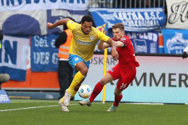 Braunschweig vs.Berlin, 2. BL Braunschweig, 24.02.2024, FUßBALL - Eintracht Braunschweig vs. Hertha BSC Berlin, 2. BL, Saison 2023 24. Anton Donkor (Eintracht Braunschweig), Jonjoe Kenny (Hertha BSC) Braunschweig