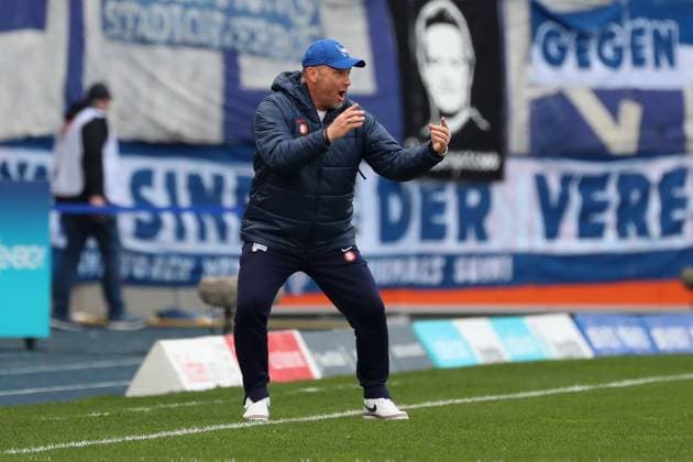 Braunschweig vs.Berlin, 2. BL Braunschweig, 24.02.2024, FUßBALL - Eintracht Braunschweig vs. Hertha BSC Berlin, 2. BL, Saison 2023 24. Cheftrainer Pal Dardai (Hertha BSC) lautstark an der Seitenlinie, gestikulierend Braunschweig