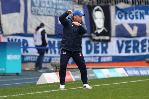 Braunschweig vs.Berlin, 2. BL Braunschweig, 24.02.2024, FUßBALL - Eintracht Braunschweig vs. Hertha BSC Berlin, 2. BL, Saison 2023 24. Cheftrainer Pal Dardai (Hertha BSC) lautstark an der Seitenlinie, gestikulierend Braunschweig
