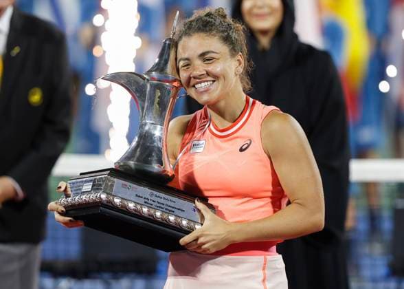 Jasmine Paolini mit dem Pokal,Trophäe, Siegerehrung, Praesentation, Dubai Duty Free Tennis Championships, Dubai, U.A.E. Tennis - Dubai Tennis Championships 2024 - WTA, Tennis Damen - Dubai Duty Free Tennis Stadium - Dubai - - United Arab Emirates - 24 February 2024. Copyright: xJuergenxHasenkopfx