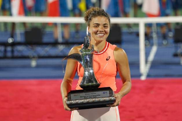 Jasmine Paolini mit dem Pokal,Trophäe, Siegerehrung, Praesentation, Dubai Duty Free Tennis Championships, Dubai, U.A.E. Tennis - Dubai Tennis Championships 2024 - WTA, Tennis Damen - Dubai Duty Free Tennis Stadium - Dubai - - United Arab Emirates - 24 February 2024. Copyright: xJuergenxHasenkopfx