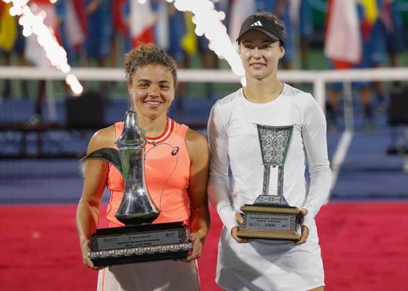 L-R. Jasmine Paolini und Finalistin Anna Kalinskaya Siegerehrung, Praesentation, Dubai Duty Free Tennis Championships, Dubai, U.A.E. Tennis - Dubai Tennis Championships 2024 - WTA, Tennis Damen - Dubai Duty Free Tennis Stadium - Dubai - - United Arab Emirates - 24 February 2024. Copyright: xJuergenxHasenkopfx