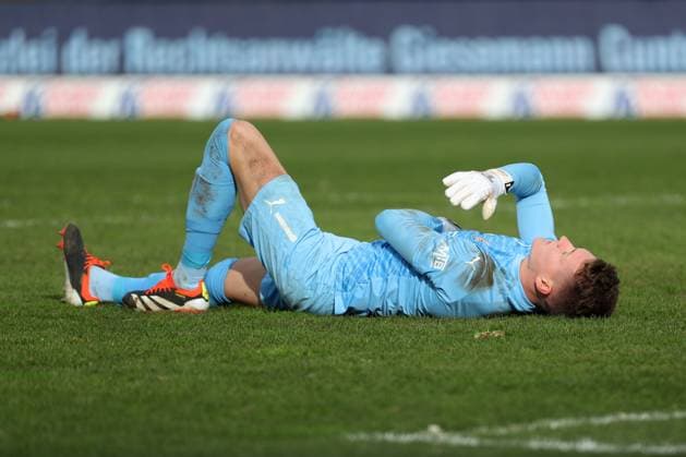 Braunschweig vs.Berlin, 2. BL Braunschweig, 24.02.2024, FUßBALL - Eintracht Braunschweig vs. Hertha BSC Berlin, 2. BL, Saison 2023 24. Torwart Ron-Thorben Hoffmann (Eintracht Braunschweig) liegt verletzt am Boden. Braunschweig