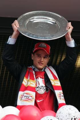 Onderwerp Subject: PSV Eredivisie championship celebrations in the city Reklame: Club Team Country: PSV Seizoen Season: 2005 2006 FOTO PHOTO: PSV s Ibrahim AFELLAY celebrating with championship dish EINDHOVEN NLD Content not available for redistribution in The Netherlands directly or indirectly through any third parties. Copyright: xBSRxAgencyx 06690409JH4S9075