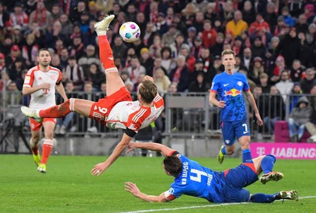 24.02.2024, xemx, Fussball 1.Bundesliga, FC Bayern Muenchen - RB Leipzig emspor, v.l. Harry Kane (FC Bayern Muenchen) mit Fallrueckzieher Willi Orban (RB Leipzig) (DFL DFB REGULATIONS PROHIBIT ANY USE OF PHOTOGRAPHS as IMAGE SEQUENCES and or QUASI-VIDEO) Muenchen