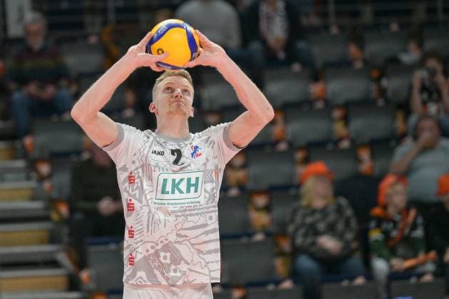 Berlin, Deutschland 24. Februar 2024: 1. VBL - 2023 2024 - Berlin Recycling Volleys vs. SVG Lüneburg Im Bild: Blake Leeson (SVG Lüneburg) brigdt beim warmup Copyright: xFotostandx xReuhlx
