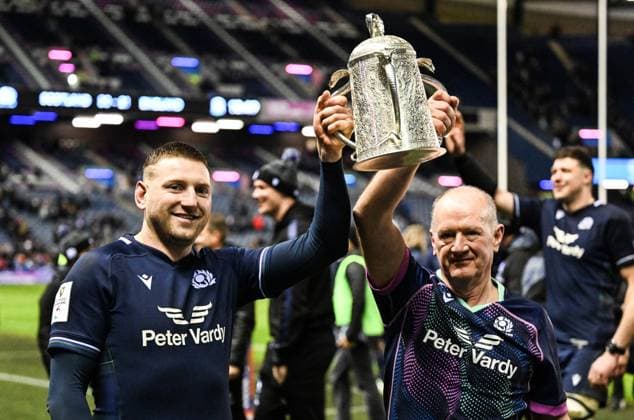 Sport Themen der Woche KW08 Sport Bilder des Tages 2024 Guinness Six Nations Championship Round 3, Scottish Gas Murrayfield, Edinburgh, Scotland 24 2 2024 Scotland vs England Scotland™s Finn Russell and Dr. James Robson with the Calcutta Cup after the game Finn Russell and Dr. James Robson with the Calcutta Cup after the game 24 2 2024  Copyright: x INPHO CraigxWatsonx CRA_0984