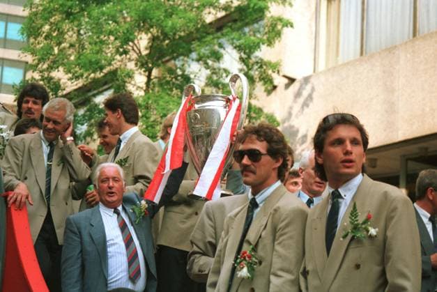 Onderwerp Subject: PSV Europa Cup 1 1987 1988 Club Team Country: PSV Seizoen Season: 1987 1988 FOTO PHOTO: PSV s players celebrating with trophy EINDHOVEN NLD Content not available for redistribution in The Netherlands directly or indirectly through any third parties. Copyright: xBSRxAgencyx 88190005