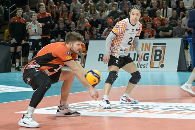 Berlin, Deutschland 24. Februar 2024: 1. VBL - 2023 2024 - Berlin Recycling Volleys vs. SVG Lüneburg Im Bild: Ruben Schott (BR Volleys) nimmt den BAll an, im Hintergrund Satoshi Tsuiki (BR Volleys) Copyright: xFotostandx xReuhlx