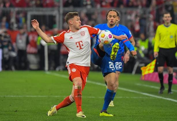 24.02.2024, xemx, Fussball 1.Bundesliga, FC Bayern Muenchen - RB Leipzig emspor, v.l. Joshua Kimmich (FC Bayern Muenchen), Xavi Simons (RB Leipzig) Zweikampf, Aktion, action, battle for the ball (DFL DFB REGULATIONS PROHIBIT ANY USE OF PHOTOGRAPHS as IMAGE SEQUENCES and or QUASI-VIDEO) Muenchen