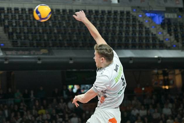 Berlin, Deutschland 24. Februar 2024: 1. VBL - 2023 2024 - Berlin Recycling Volleys vs. SVG Lüneburg Im Bild: Schmetterschlag Eric Johannes Röhrs (SVG Lüneburg) Copyright: xFotostandx xReuhlx