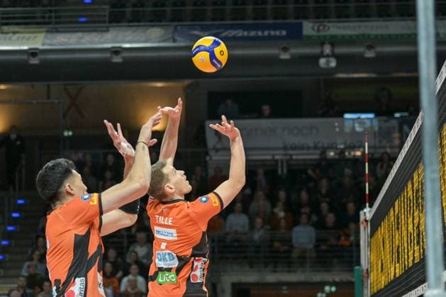 Berlin, Deutschland 24. Februar 2024: 1. VBL - 2023 2024 - Berlin Recycling Volleys vs. SVG Lüneburg Im Bild: v.re.: Johannes Tille (BR Volleys) spielt auf Nehemiah Mote (BR Volleys) Copyright: xFotostandx xReuhlx
