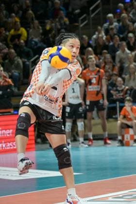 Berlin, Deutschland 24. Februar 2024: 1. VBL - 2023 2024 - Berlin Recycling Volleys vs. SVG Lüneburg Im Bild: Satoshi Tsuiki (BR Volleys) bei der Ballannahme Copyright: xFotostandx xReuhlx