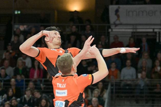 Berlin, Deutschland 24. Februar 2024: 1. VBL - 2023 2024 - Berlin Recycling Volleys vs. SVG Lüneburg Im Bild: vorne: Johannes Tille (BR Volleys), Nehemiah Mote (BR Volleys) holt zum Schlag aus Copyright: xFotostandx xReuhlx