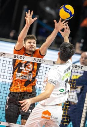 24.02.2024, Berlin, Volleyball: 1.Bundesliga, Maenner, 21. Spieltag, BR Volleys - SVG Lueneburg, Max-Schmeling-Halle. Xander Ketrzynski von SVG Lueneburg spielt den Ball gegen Berlins Ruben Schott (l). BR Volleys - SVG Lueneburg