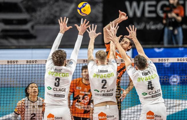 24.02.2024, Berlin, Volleyball: 1.Bundesliga, Maenner, 21. Spieltag, BR Volleys - SVG Lueneburg, Max-Schmeling-Halle. Berlins Timothee Carle spielt den Ball gegen Lueneburgs Block aus Jesse Elser (l-r), Blake Leeson und Maxwell Elgert. BR Volleys - SVG Lueneburg