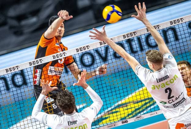 24.02.2024, Berlin, Volleyball: 1.Bundesliga, Maenner, 21. Spieltag, BR Volleys - SVG Lueneburg, Max-Schmeling-Halle. Berlins Nehemiah Mote (l-r) spielt den Ball gegen den Block aus Jesse Elser und Blake Leeson von SVG Lueneburg. BR Volleys - SVG Lueneburg
