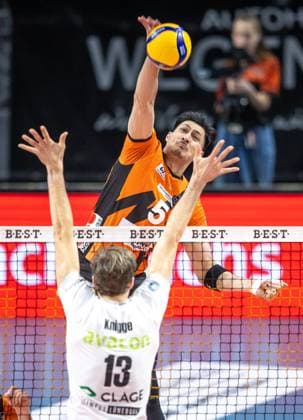 24.02.2024, Berlin, Volleyball: 1.Bundesliga, Maenner, 21. Spieltag, BR Volleys - SVG Lueneburg, Max-Schmeling-Halle. Berlins Nehemiah Mote (r) spielt den Ball gegen Matthew Knigge von SVG Lueneburg. BR Volleys - SVG Lueneburg