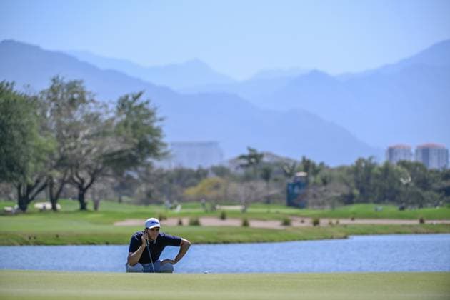 VALLARTA, - FEBRUARY 24: Alvaro Ortiz (MEX) looks over his birdie attempt on 1 during Rd3 of the Mexico Open at Vidanta on February 24, 2024 in Puerto Vallarta, Mexico. (Photo by Ken Murray Icon Sportswire) GOLF: FEB 24 PGA, Golf Herren Mexico Open at Vidanta EDITORIAL USE ONLY Icon2402240053