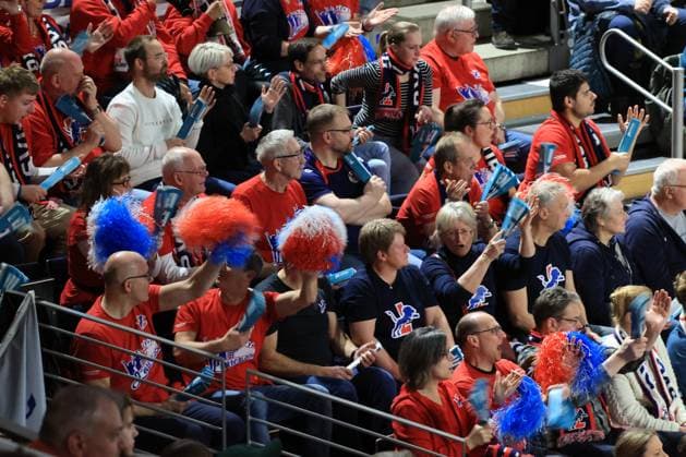 DEU, DVV, 1.VBL, BR Volleys vs. SVG Lueneburg, 24.02.2024, Max-Schmeling-Halle, Berlin, DEU, DVV, 1.VBL, BR Volleys vs. SVG Lueneburg, im Bild Lueneburger-Fanblock Foto: Juergen Engler nordphoto GmbH